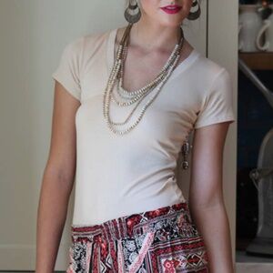 V-necklace T-shirt basic